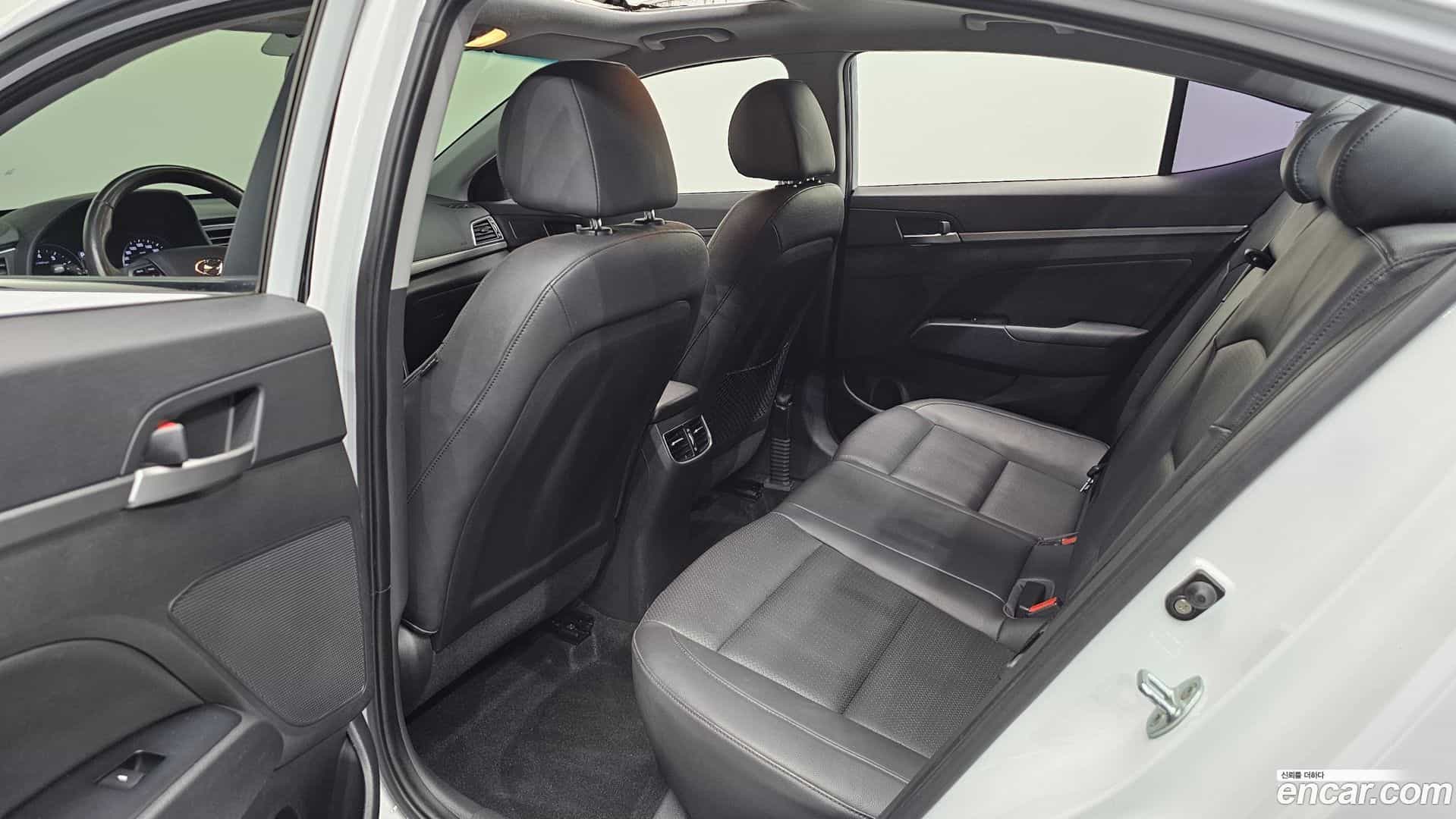 AVANTE Hyundai 2015.9-INNER-036