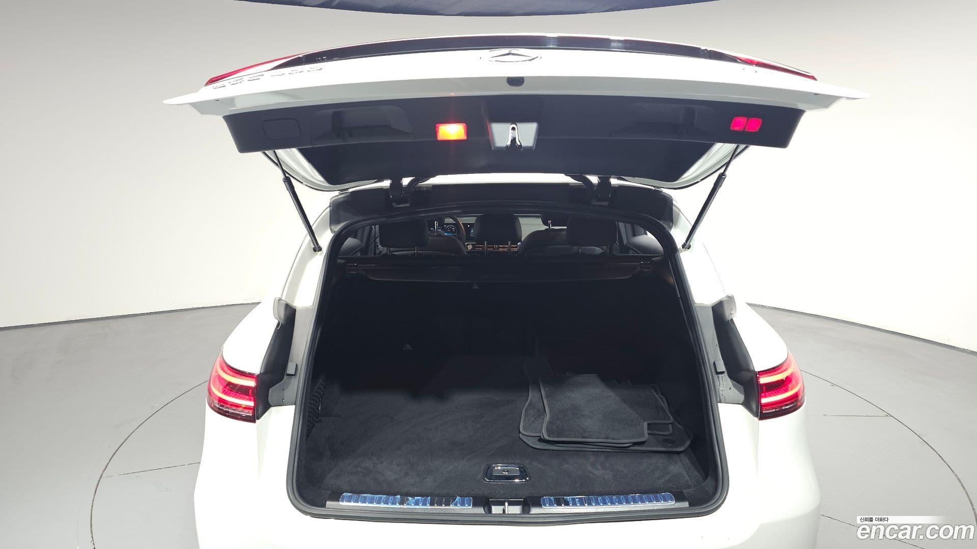 Main__Slider__Photo:EQC Mercedes-Benz 2020.11-19
