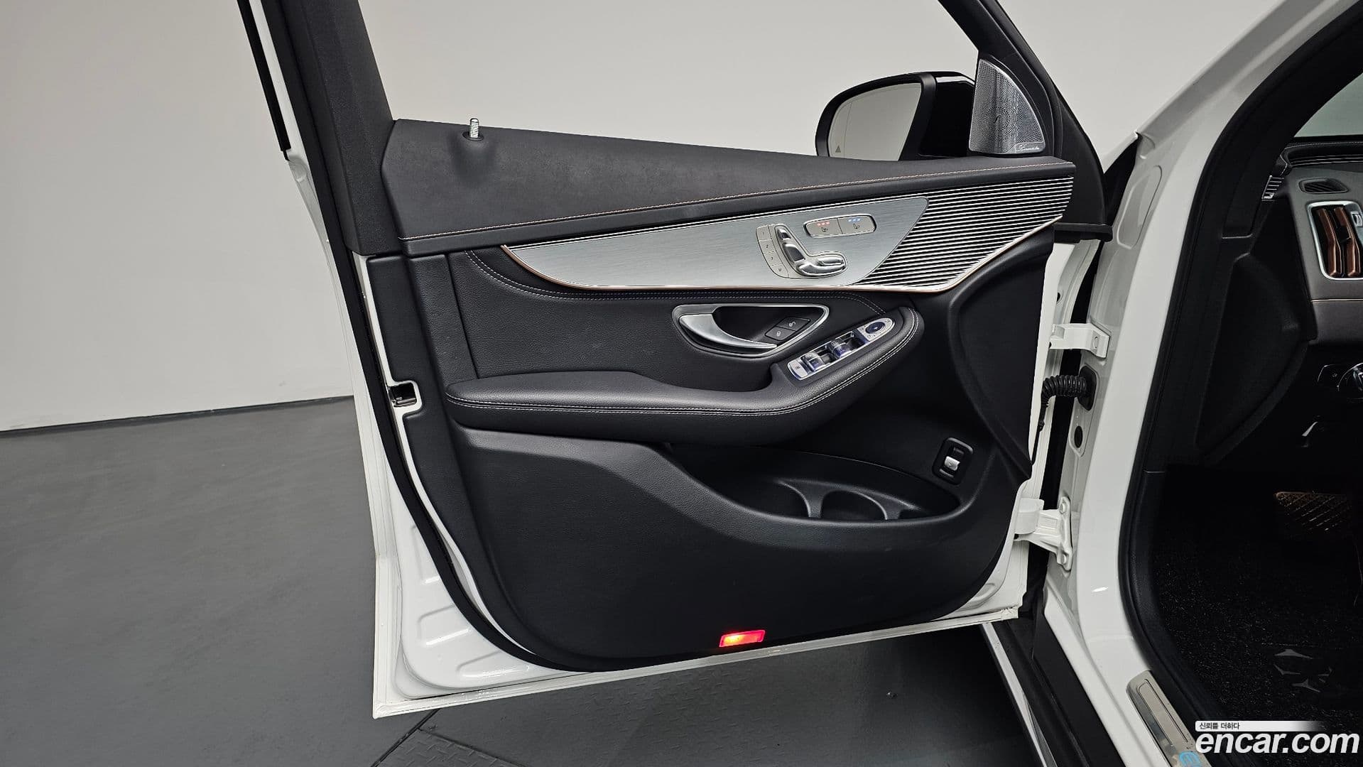 Main__Slider__Photo:EQC Mercedes-Benz 2020.11-23