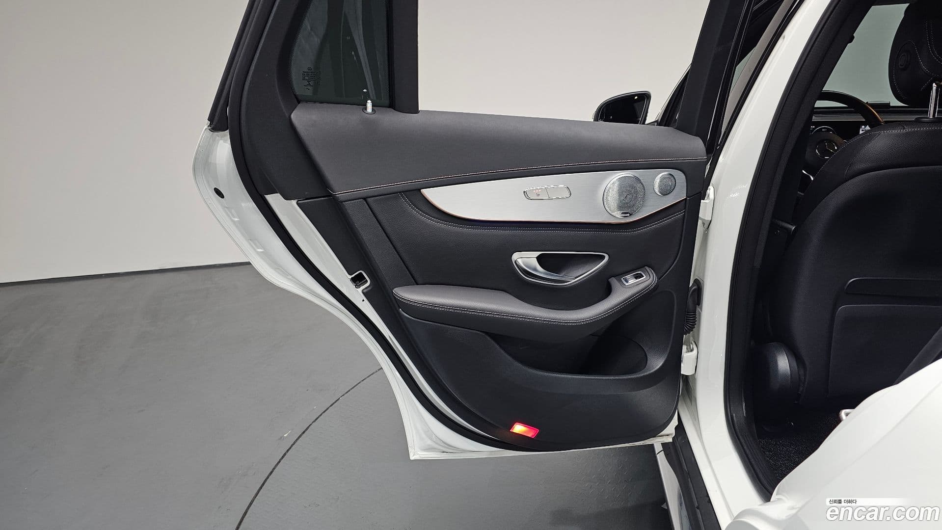 Main__Slider__Photo:EQC Mercedes-Benz 2020.11-24