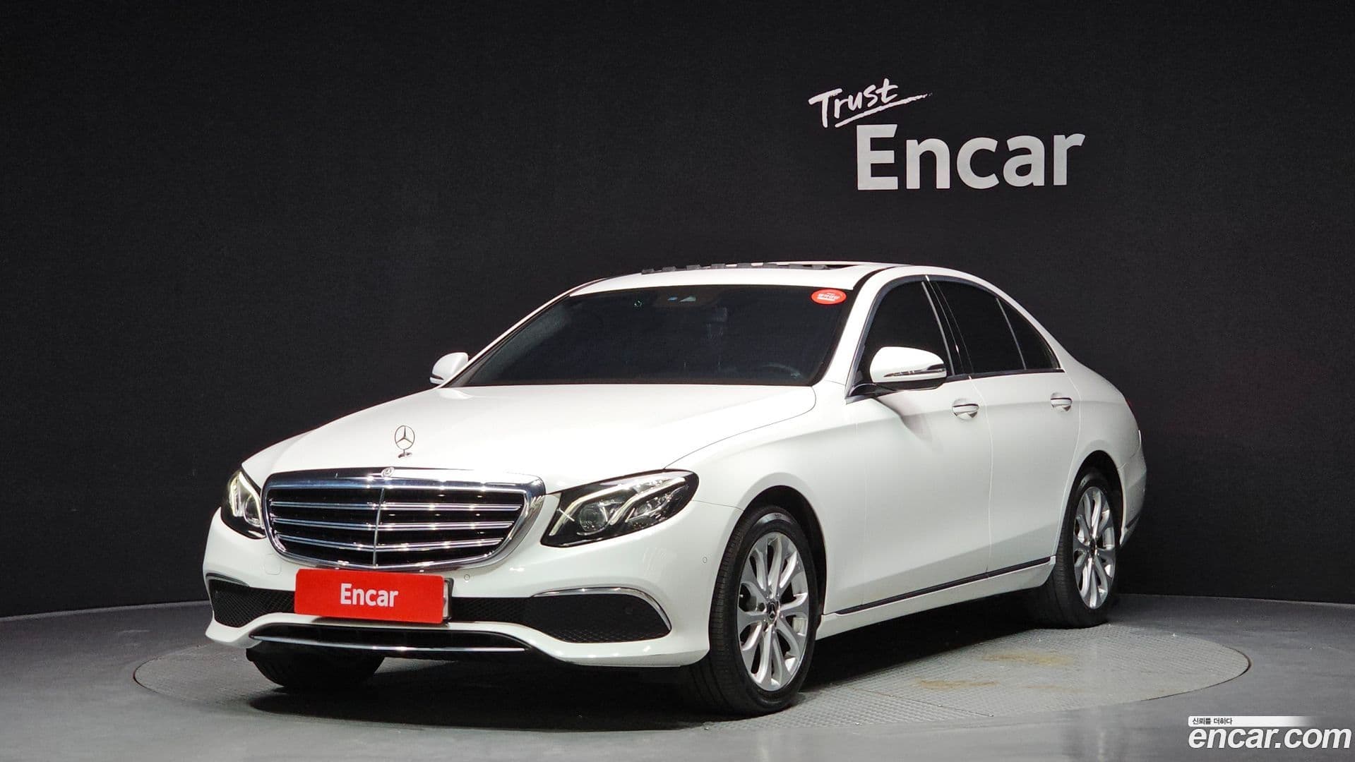 Main__Slider__Photo:E-Class Mercedes-Benz 2019.6-0