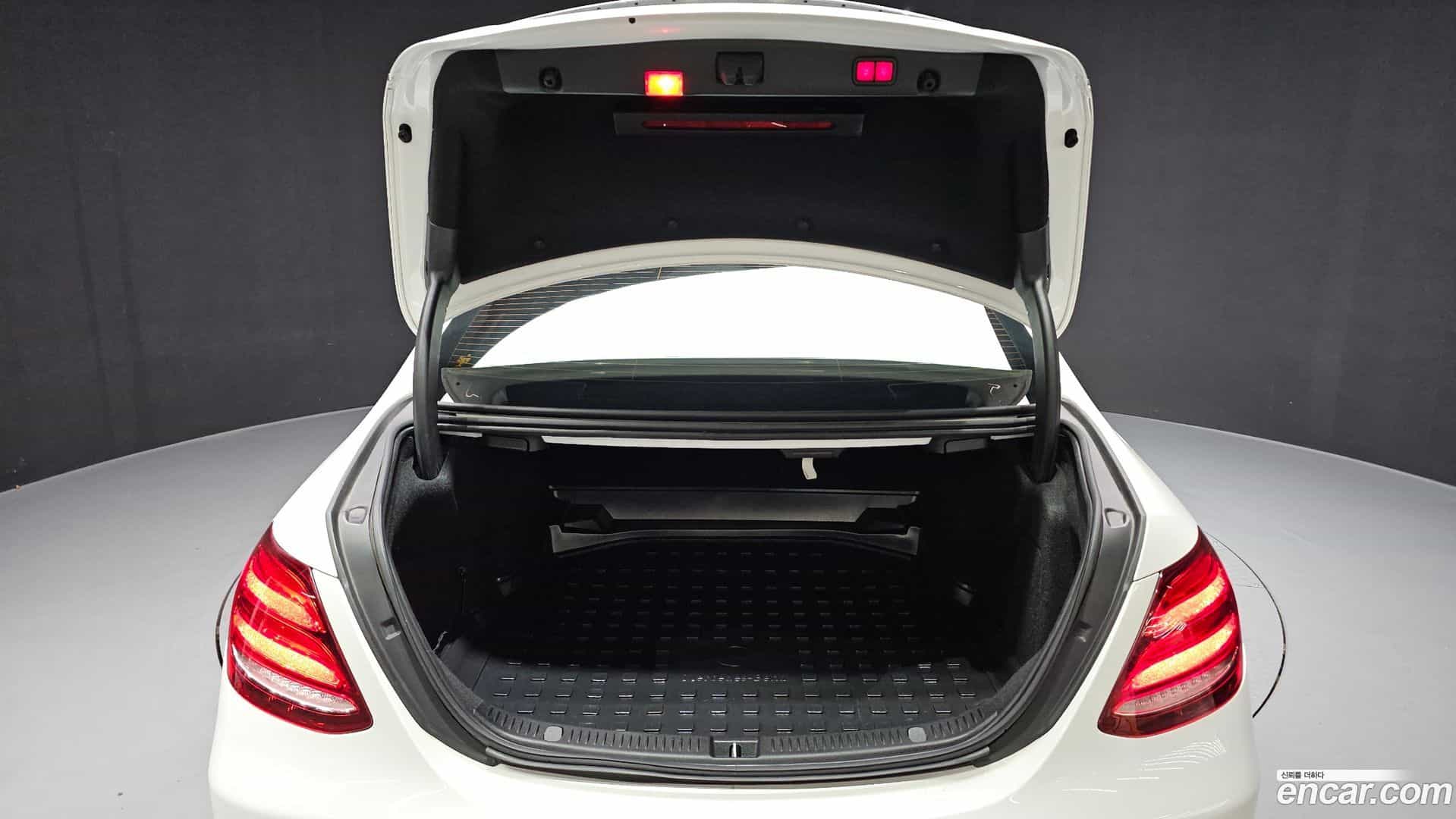 E-Class Mercedes-Benz 2019.6-OPTION-024