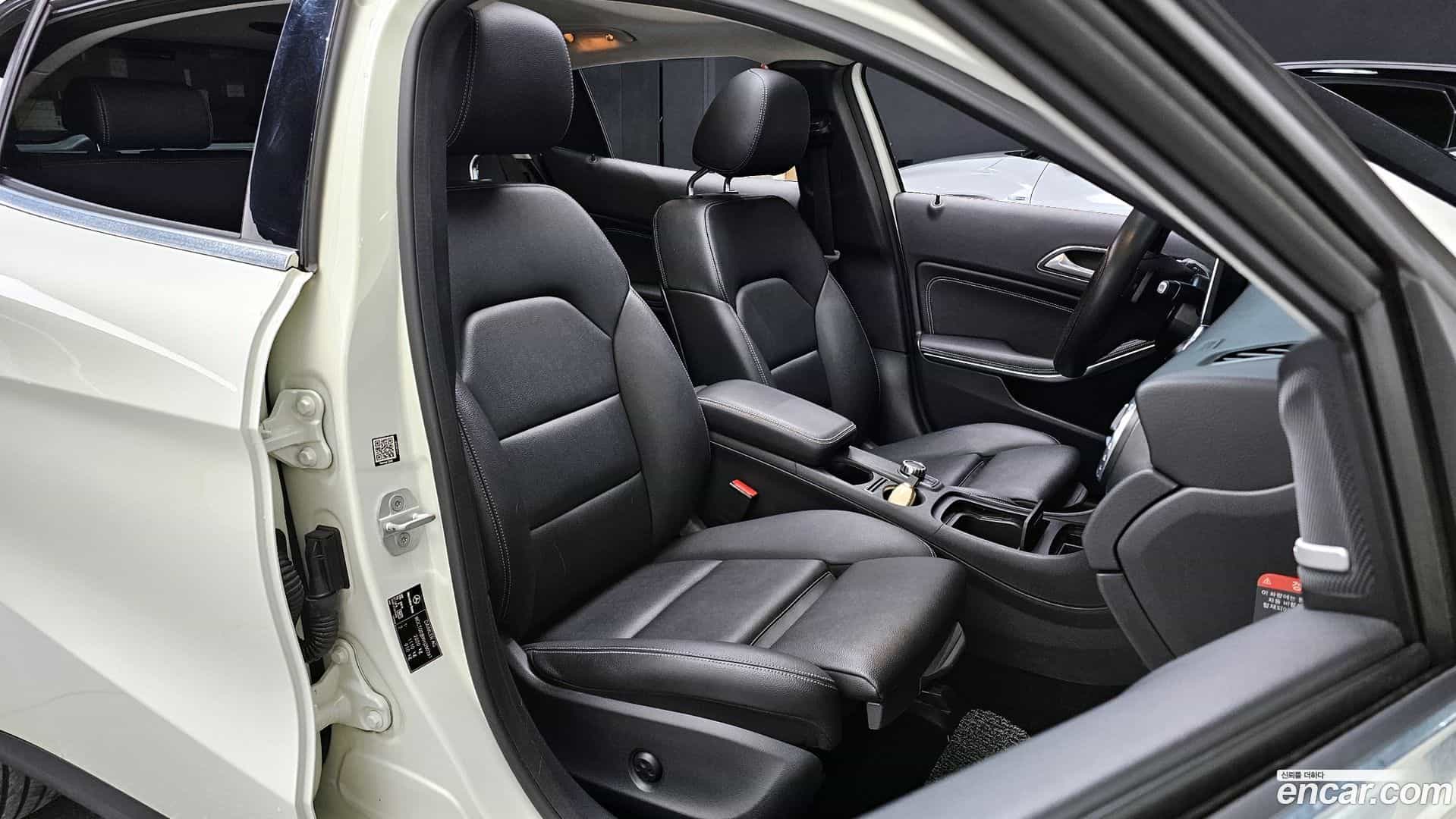 GLA-Class Mercedes-Benz 2017.2-INNER-010