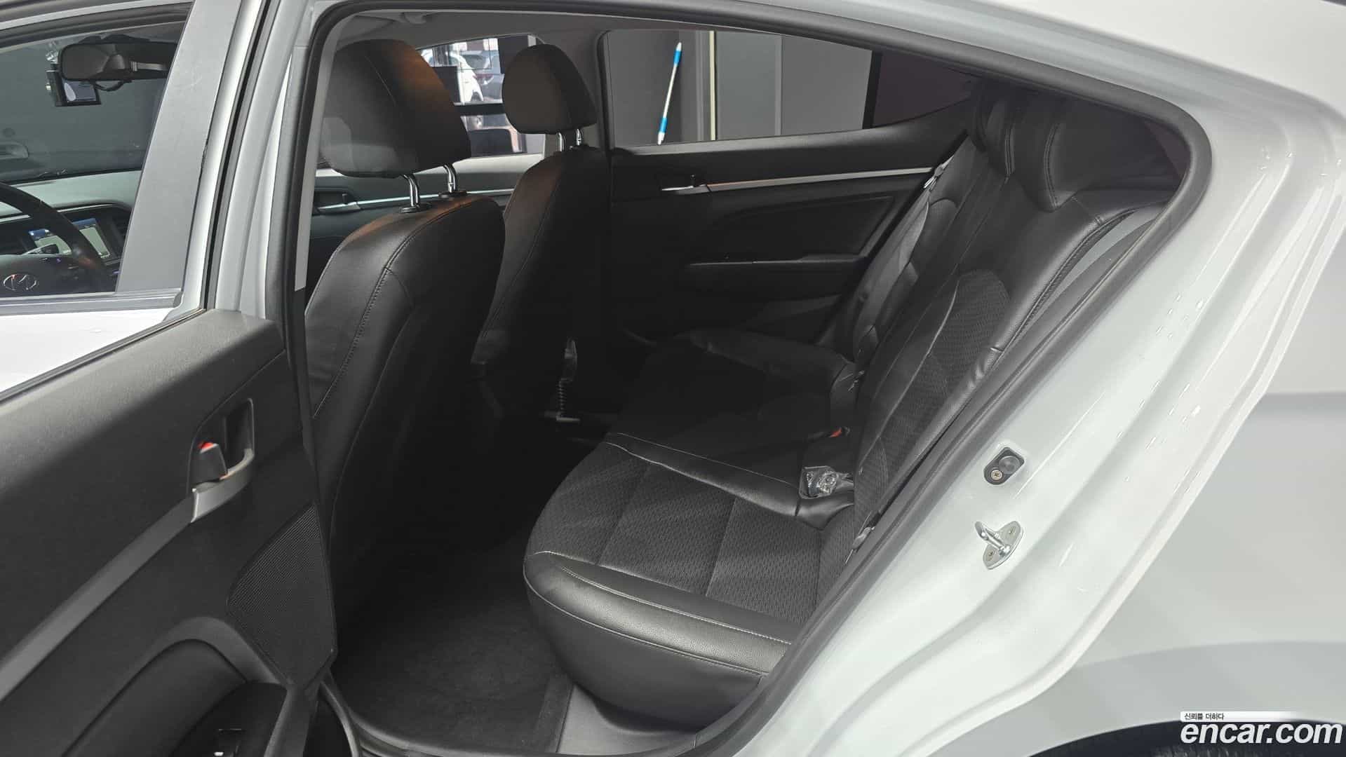 AVANTE Hyundai 2018.9-OPTION-016