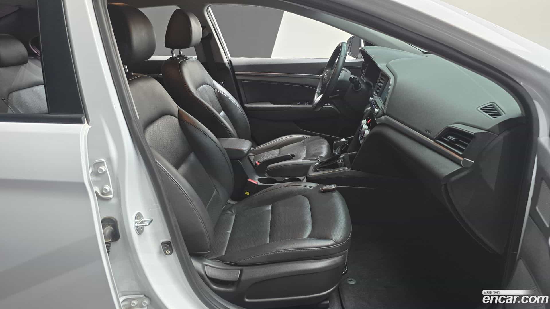 AVANTE Hyundai 2018.9-INNER-036