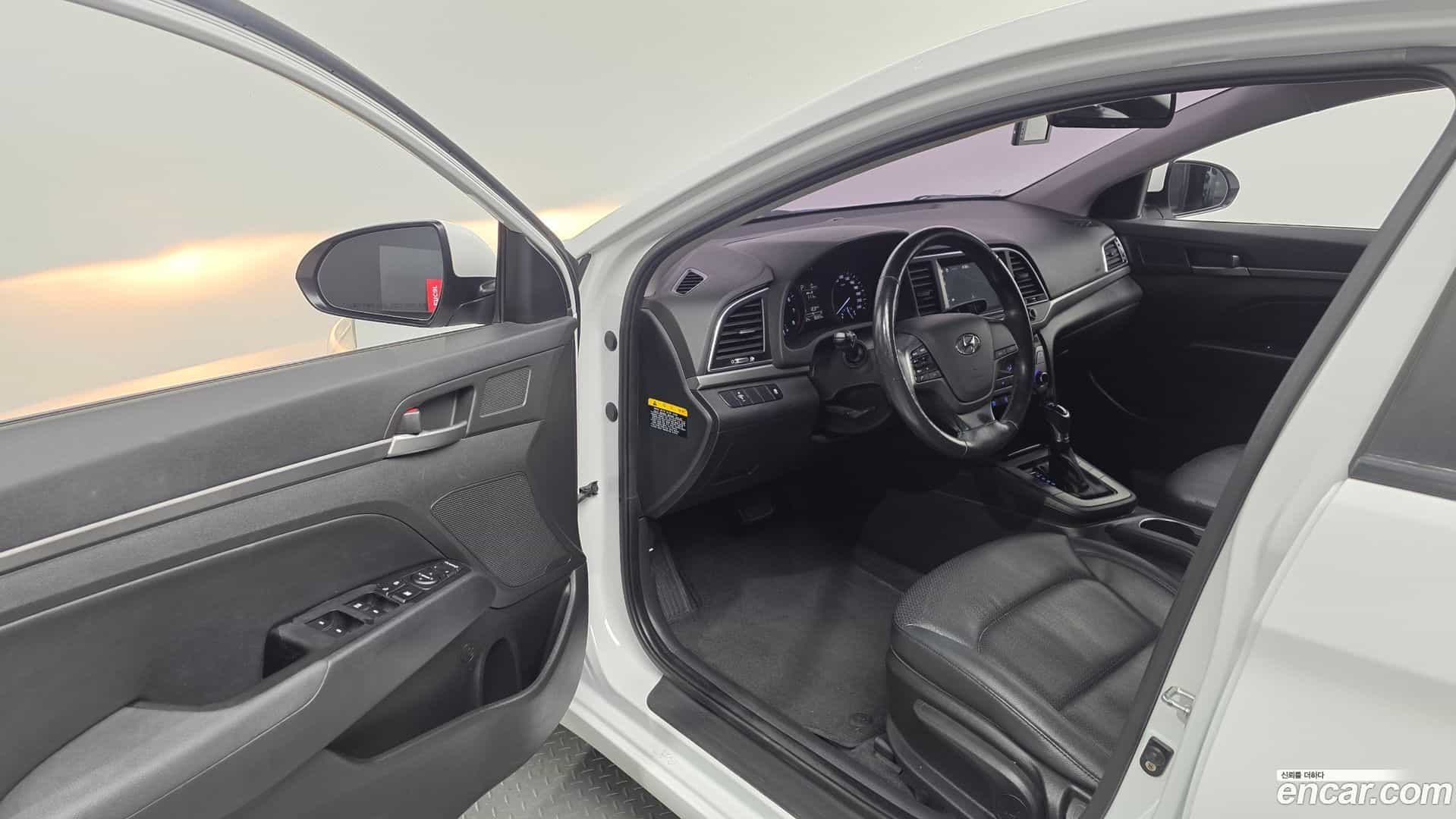 AVANTE Hyundai 2017.0-INNER-010