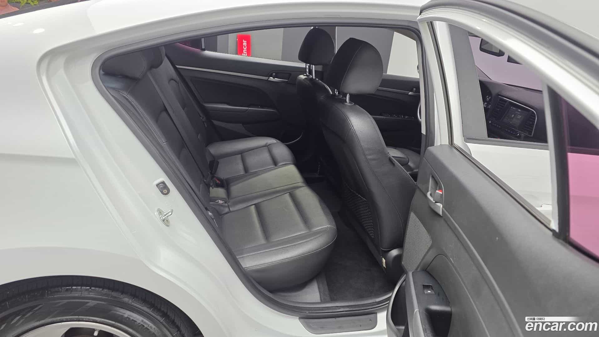 AVANTE Hyundai 2017.0-OPTION-016