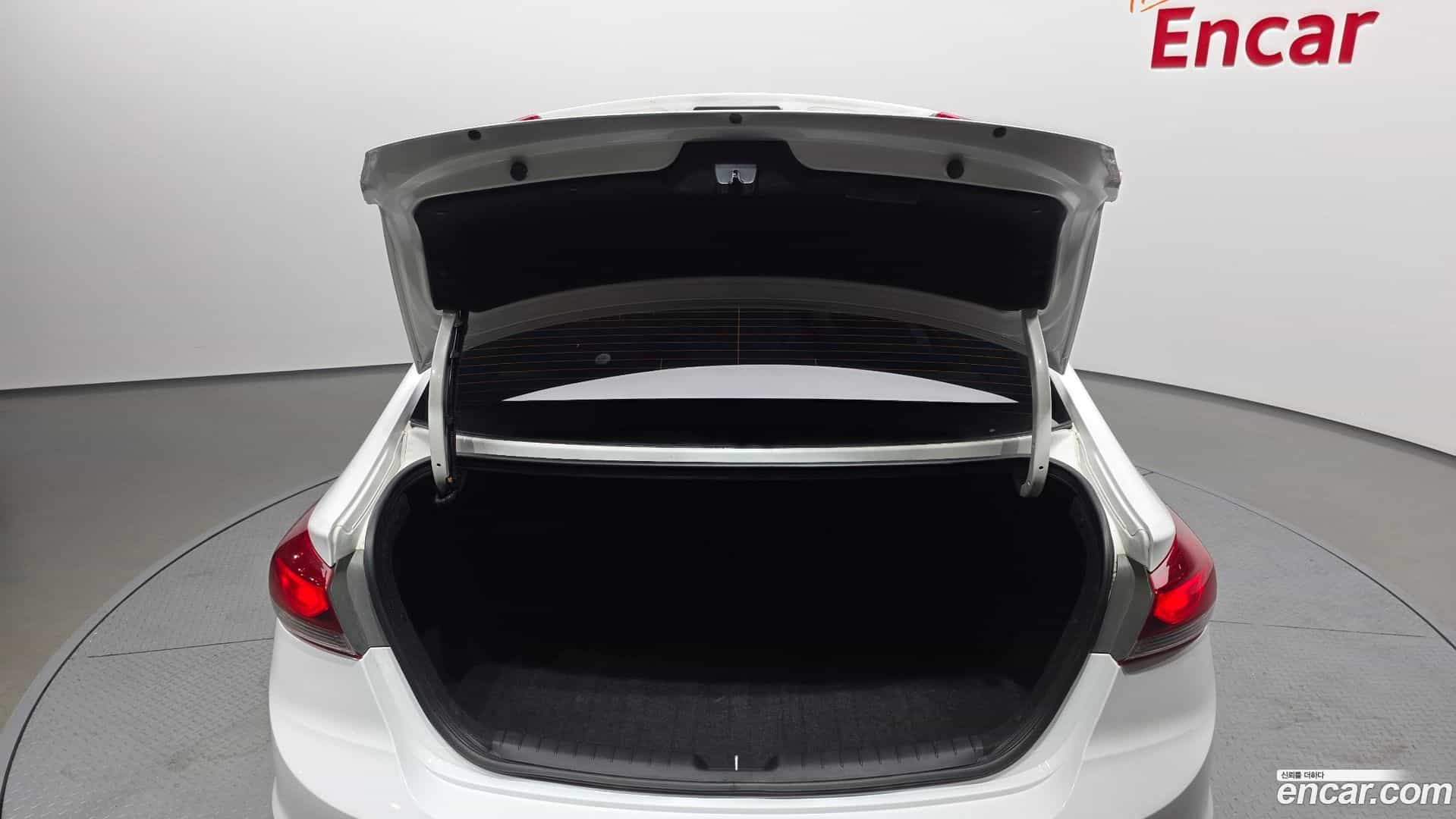 AVANTE Hyundai 2017.0-OPTION-024