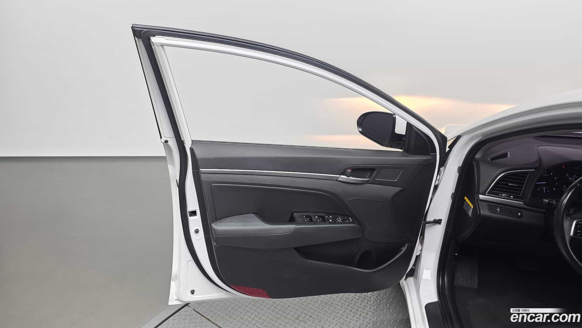 AVANTE Hyundai 2017.0-INNER-034