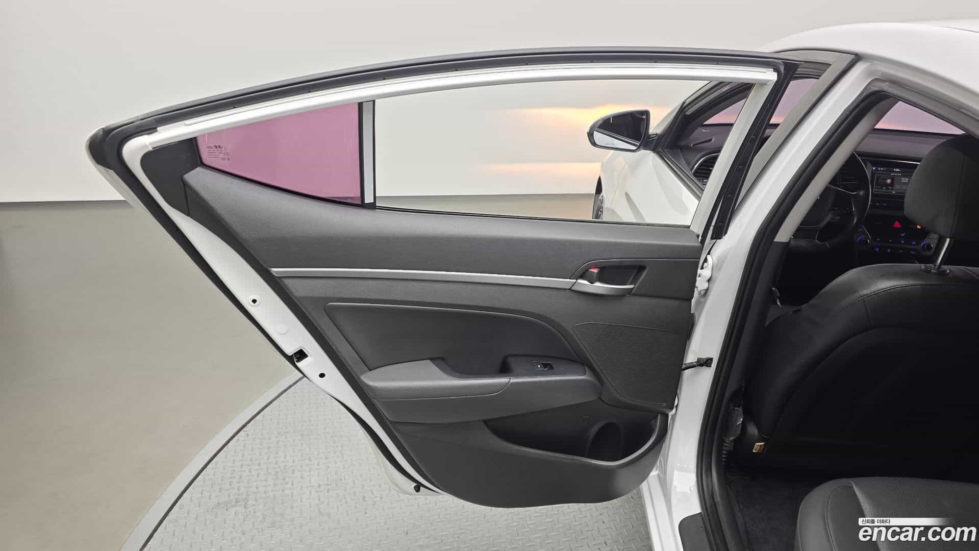 AVANTE Hyundai 2017.0-INNER-035