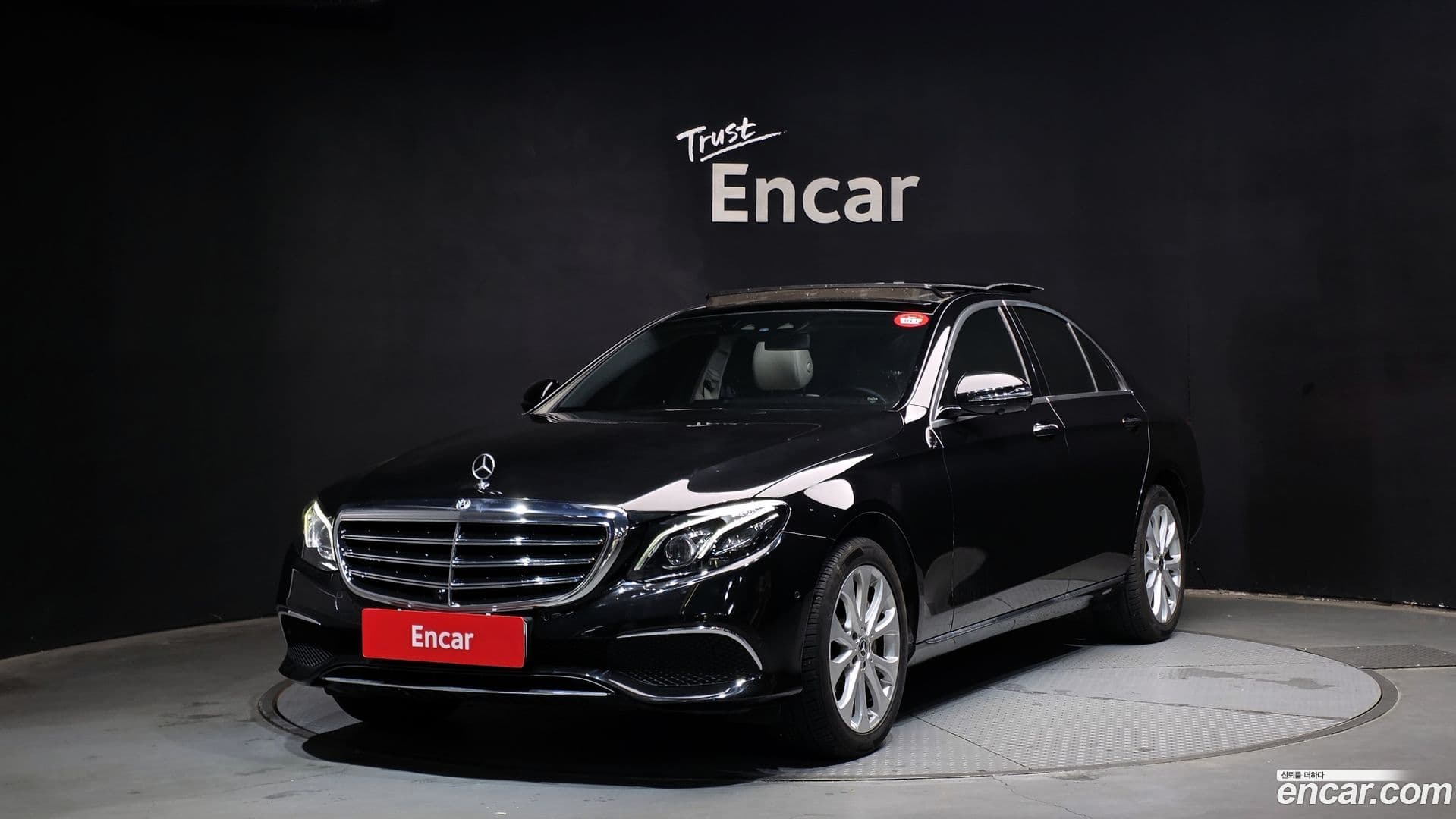 Main__Slider__Photo:E-Class Mercedes-Benz 2019.5-0