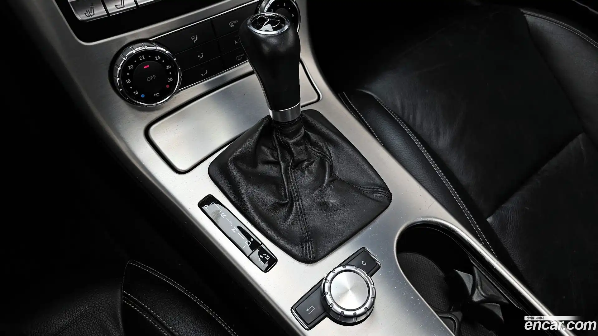 SLK-Class Mercedes-Benz 2012.4-INNER-009
