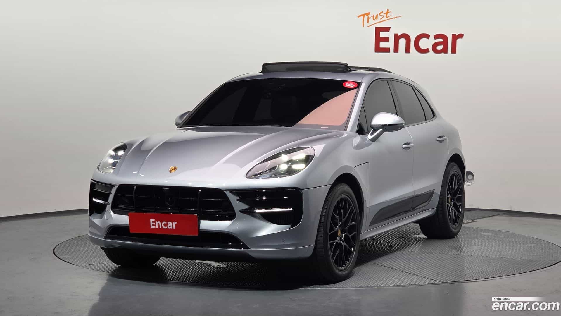 Macan Porsche 2021.11-OUTER-001