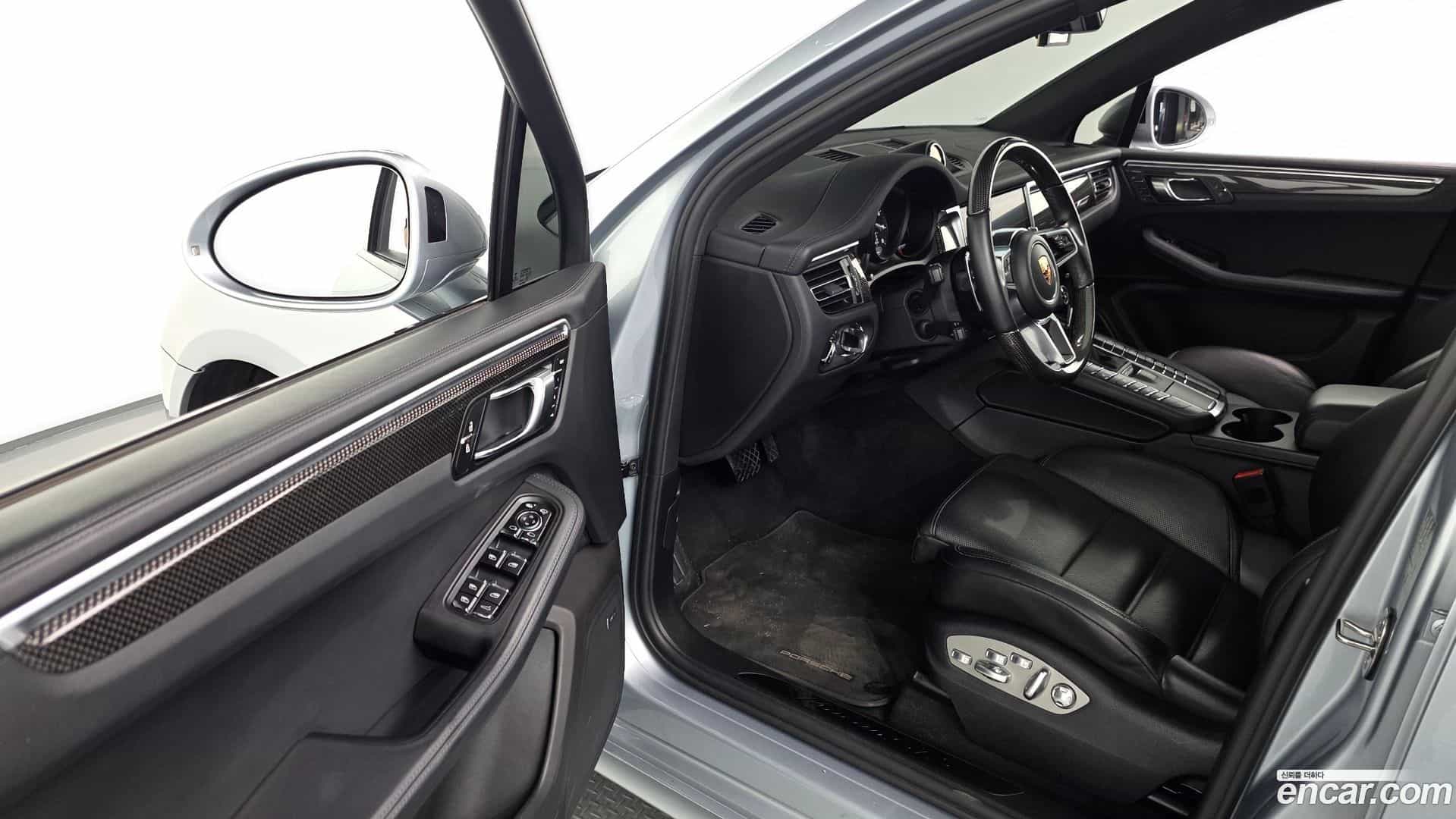 Macan Porsche 2021.11-INNER-010
