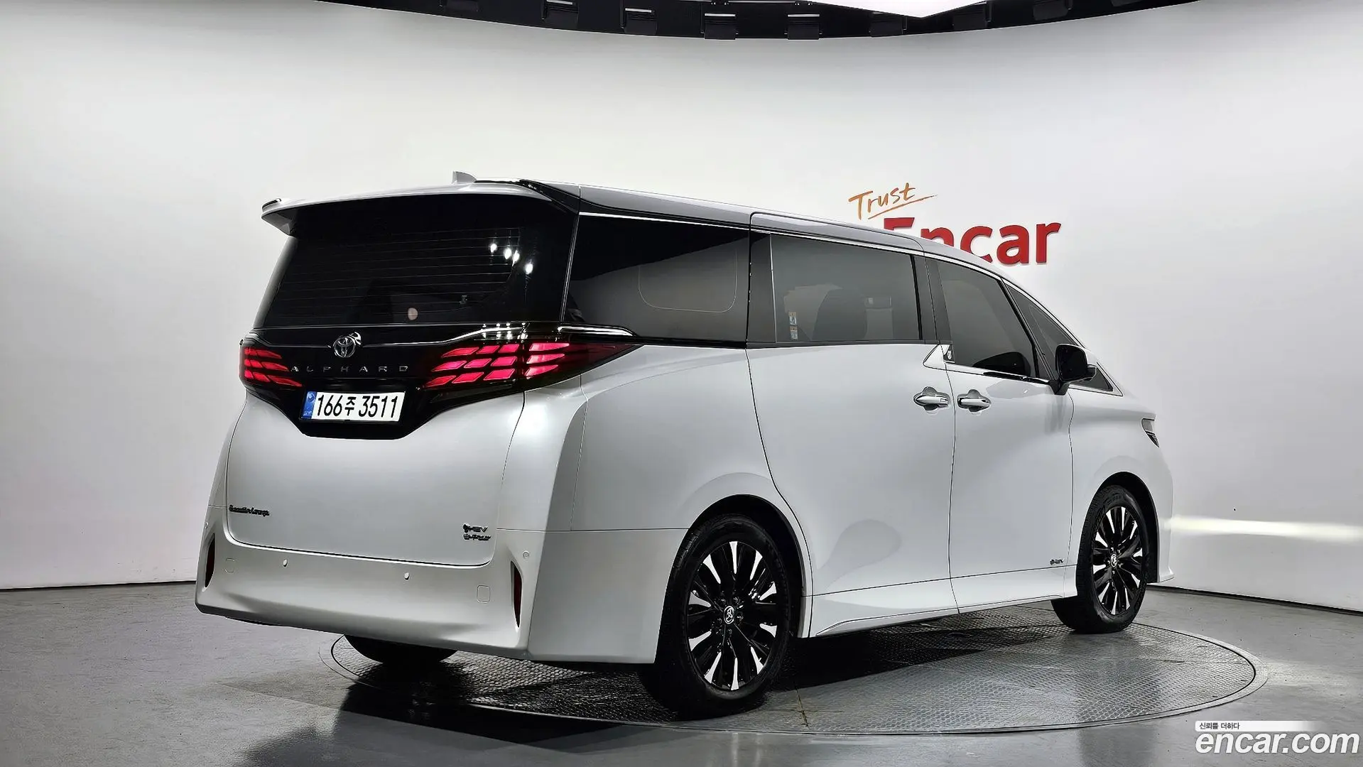 Main__Slider__Photo:Alphard Toyota 2025.3-1
