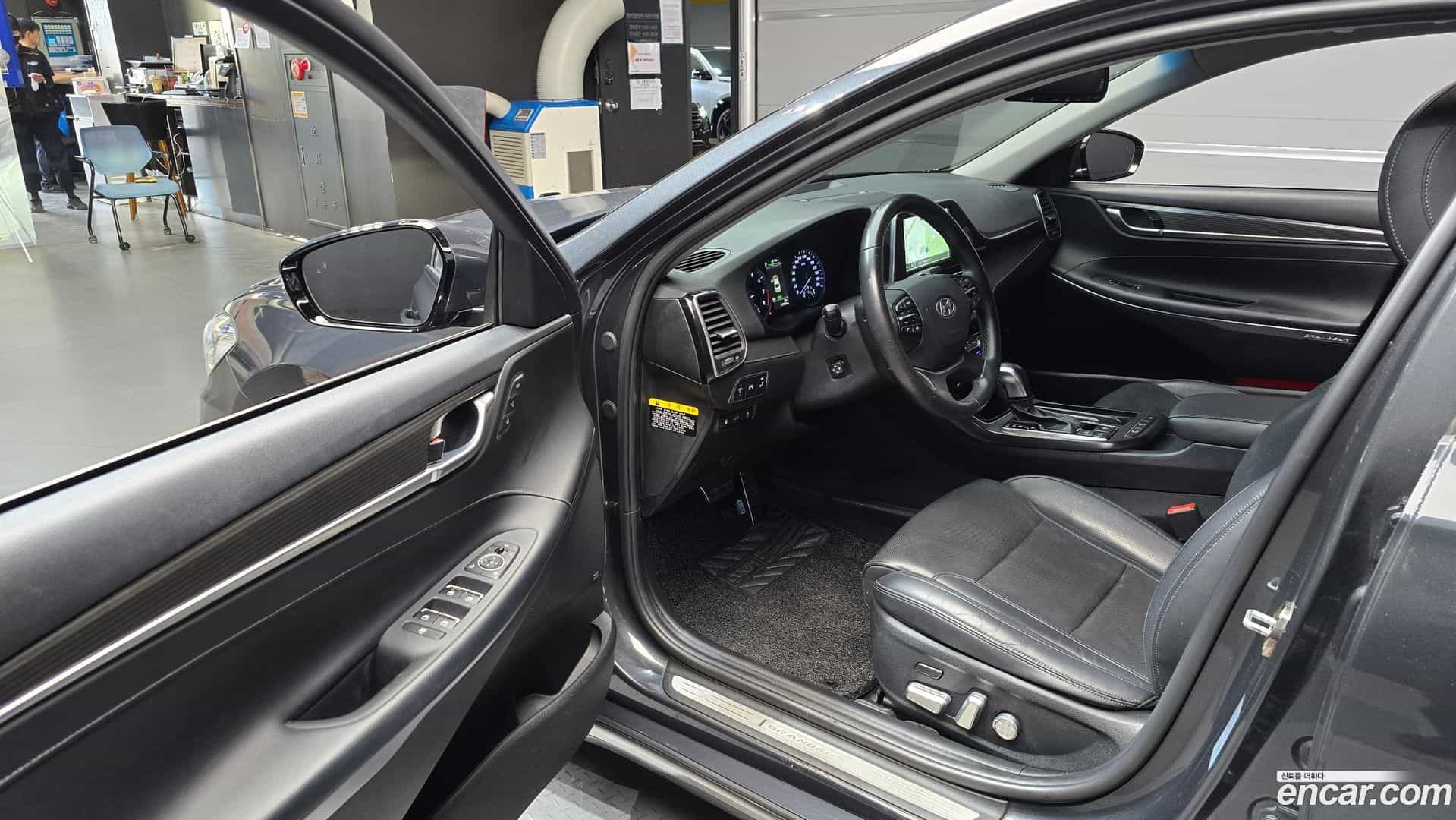 Grandeur Hyundai 2017.1-INNER-010
