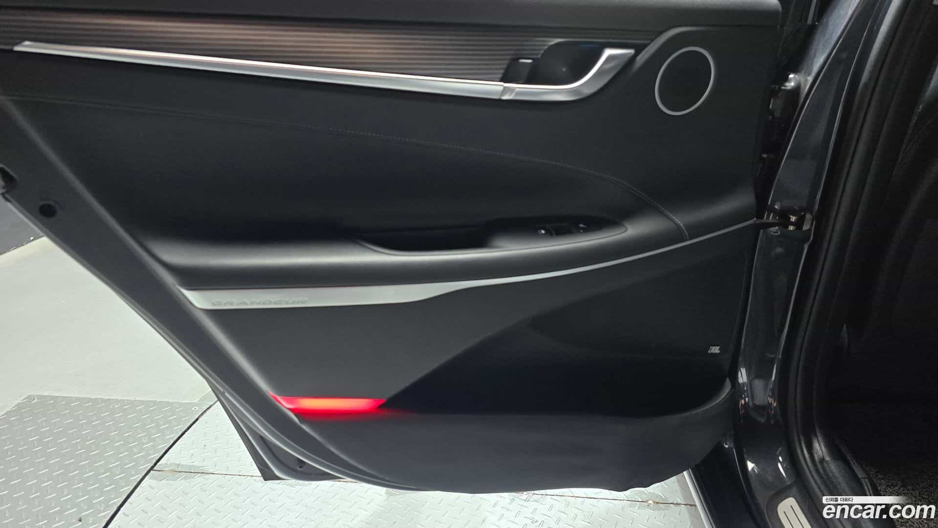 Grandeur Hyundai 2017.1-INNER-035