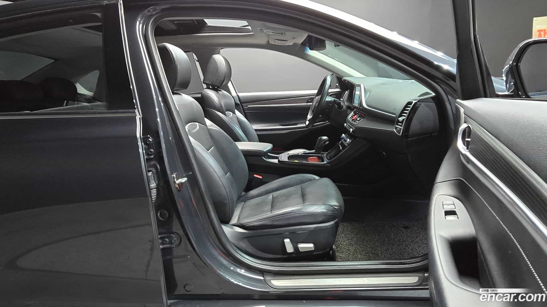 Grandeur Hyundai 2017.1-INNER-036