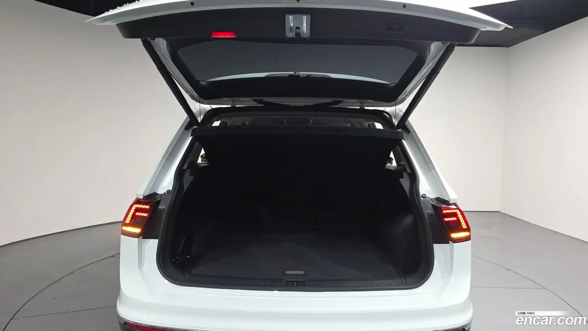 Tiguan Volkswagen 2018.10-OPTION-024