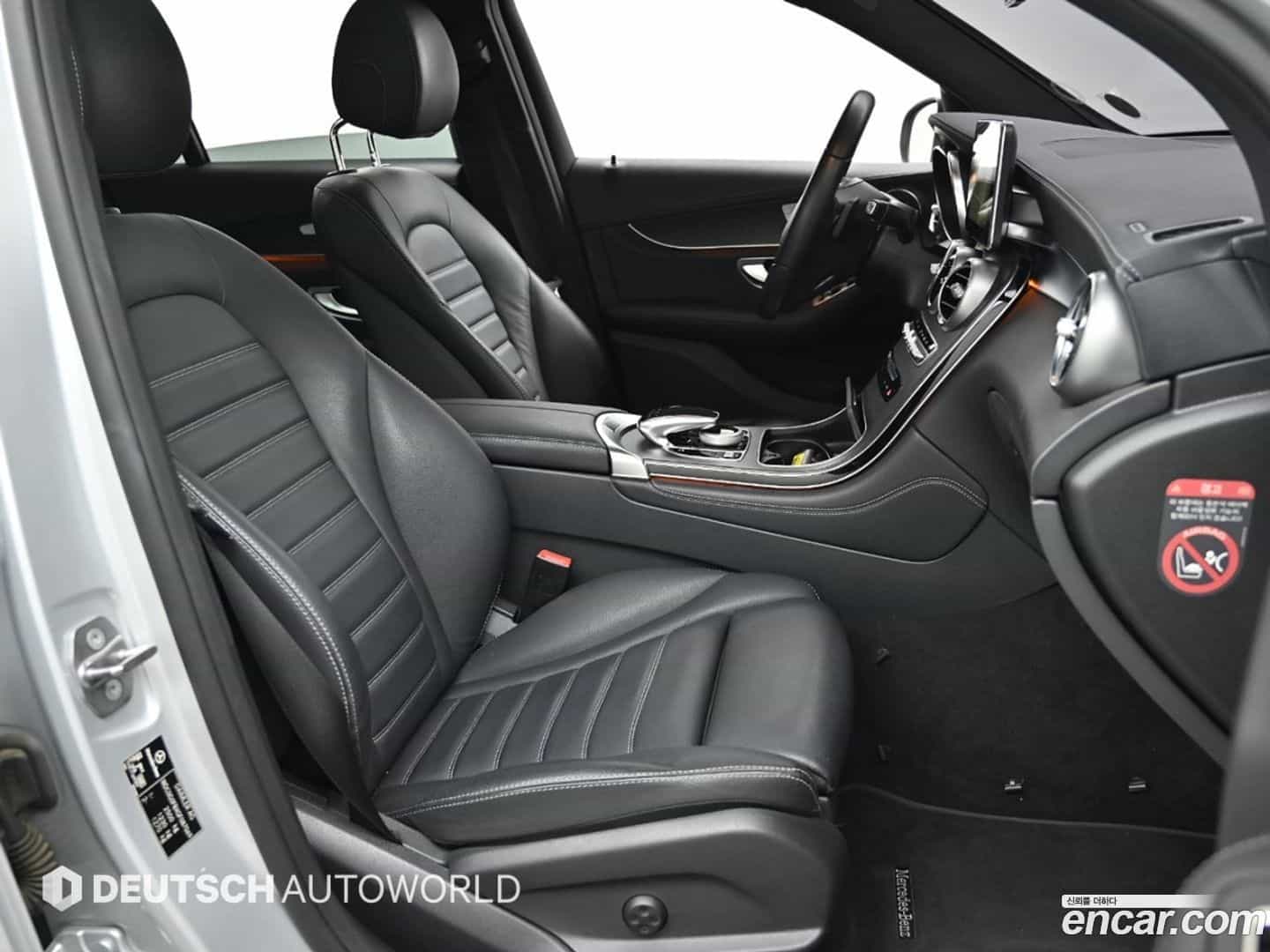 GLC-Class Mercedes-Benz 2016.4-INNER-010