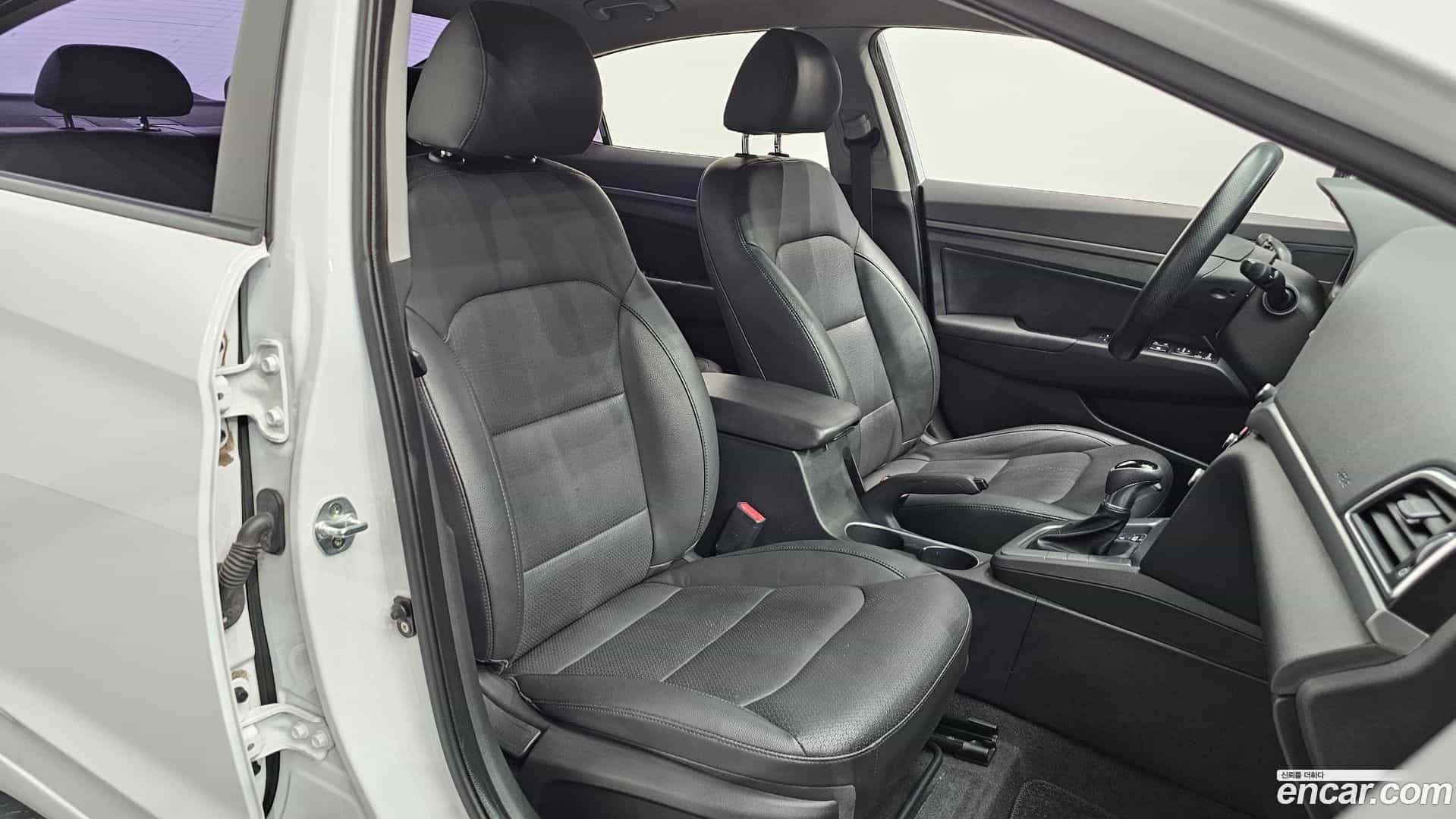 AVANTE Hyundai 2017.8-OPTION-015