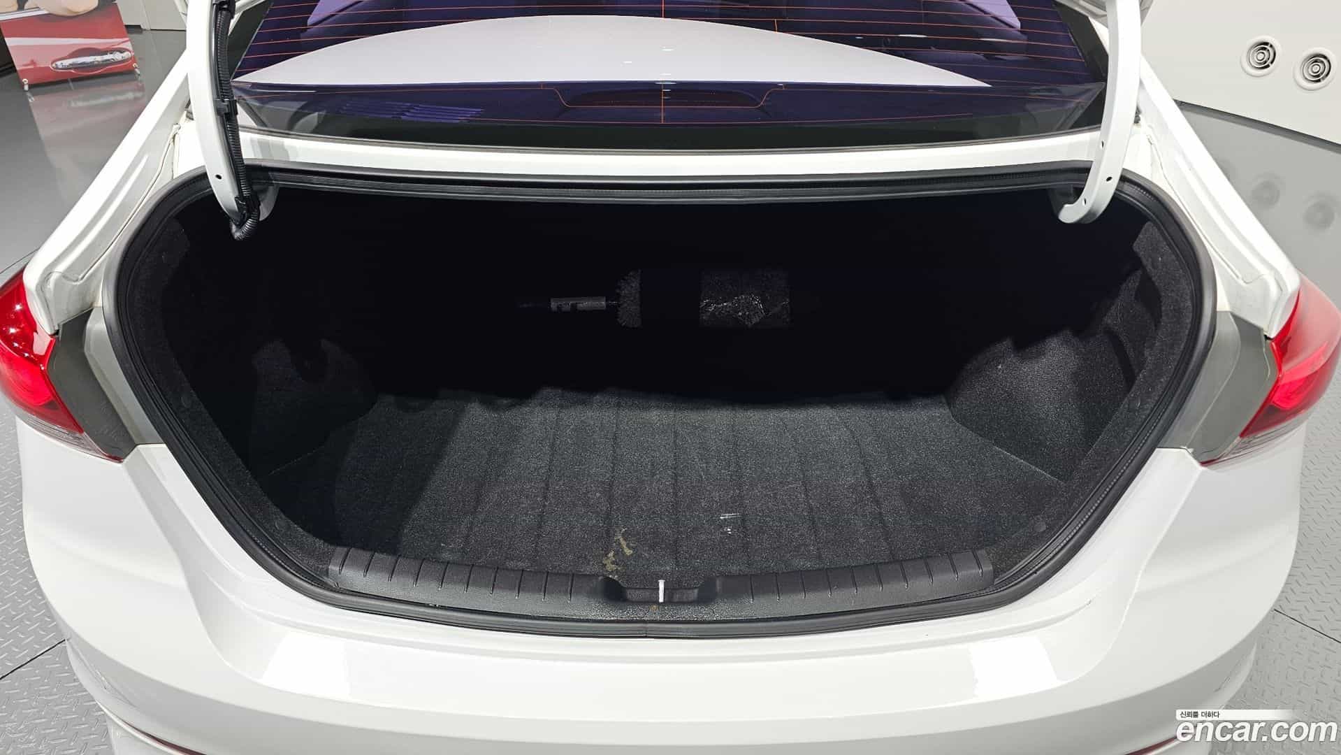 AVANTE Hyundai 2017.8-OPTION-043