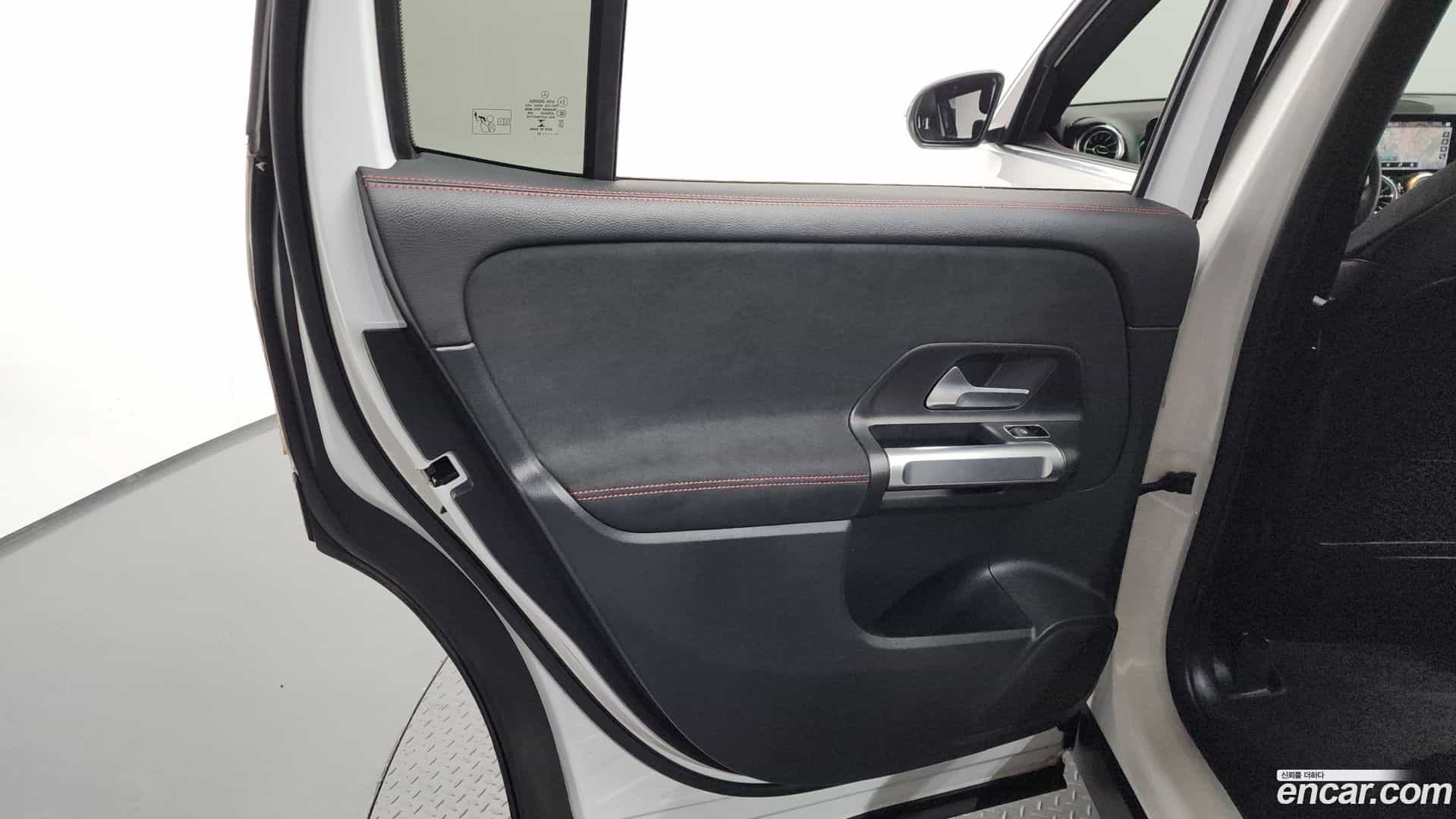 GLB-Class Mercedes-Benz 2022.6-INNER-035