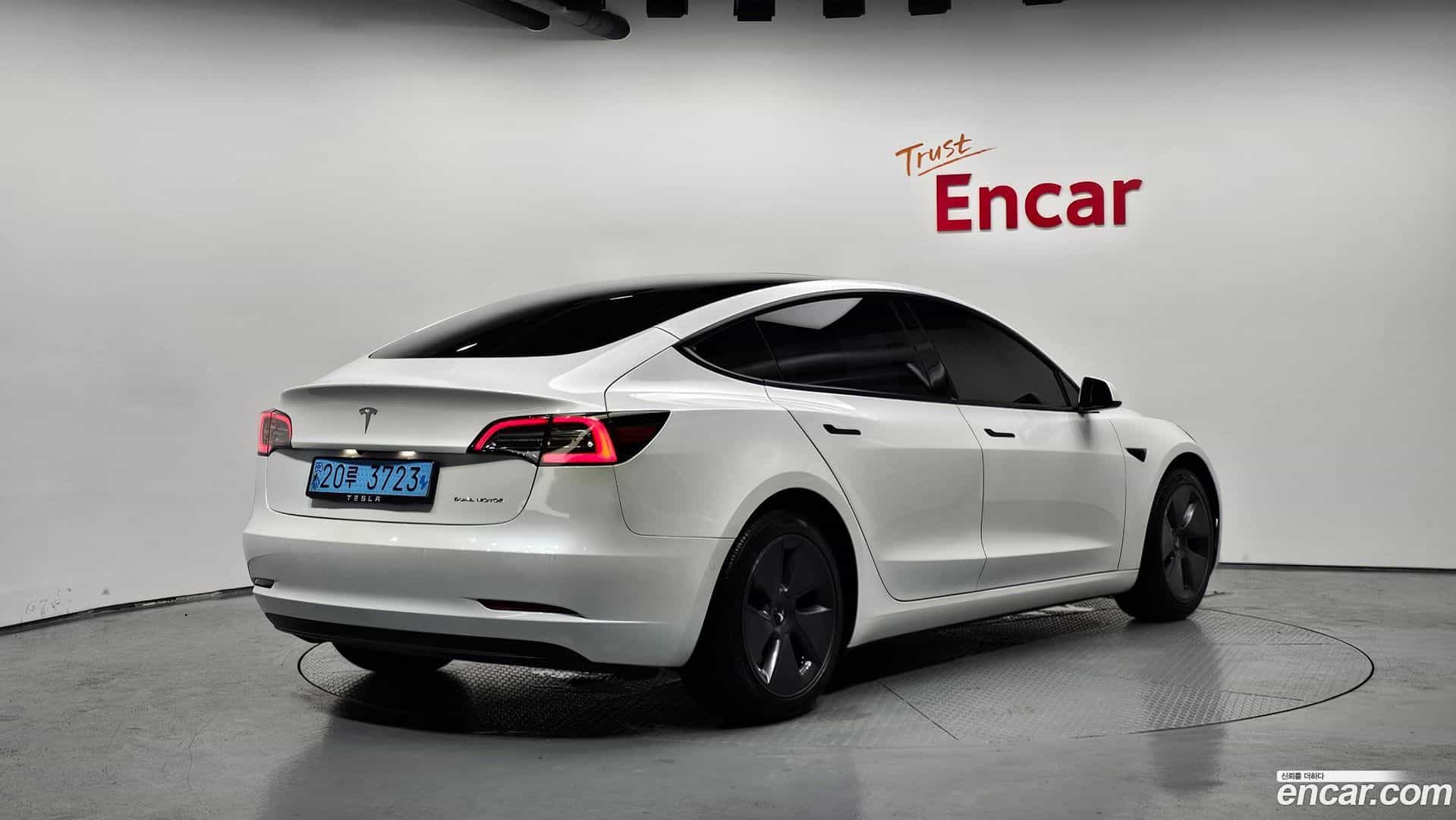 Model 3 Tesla 2022.10-OUTER-002