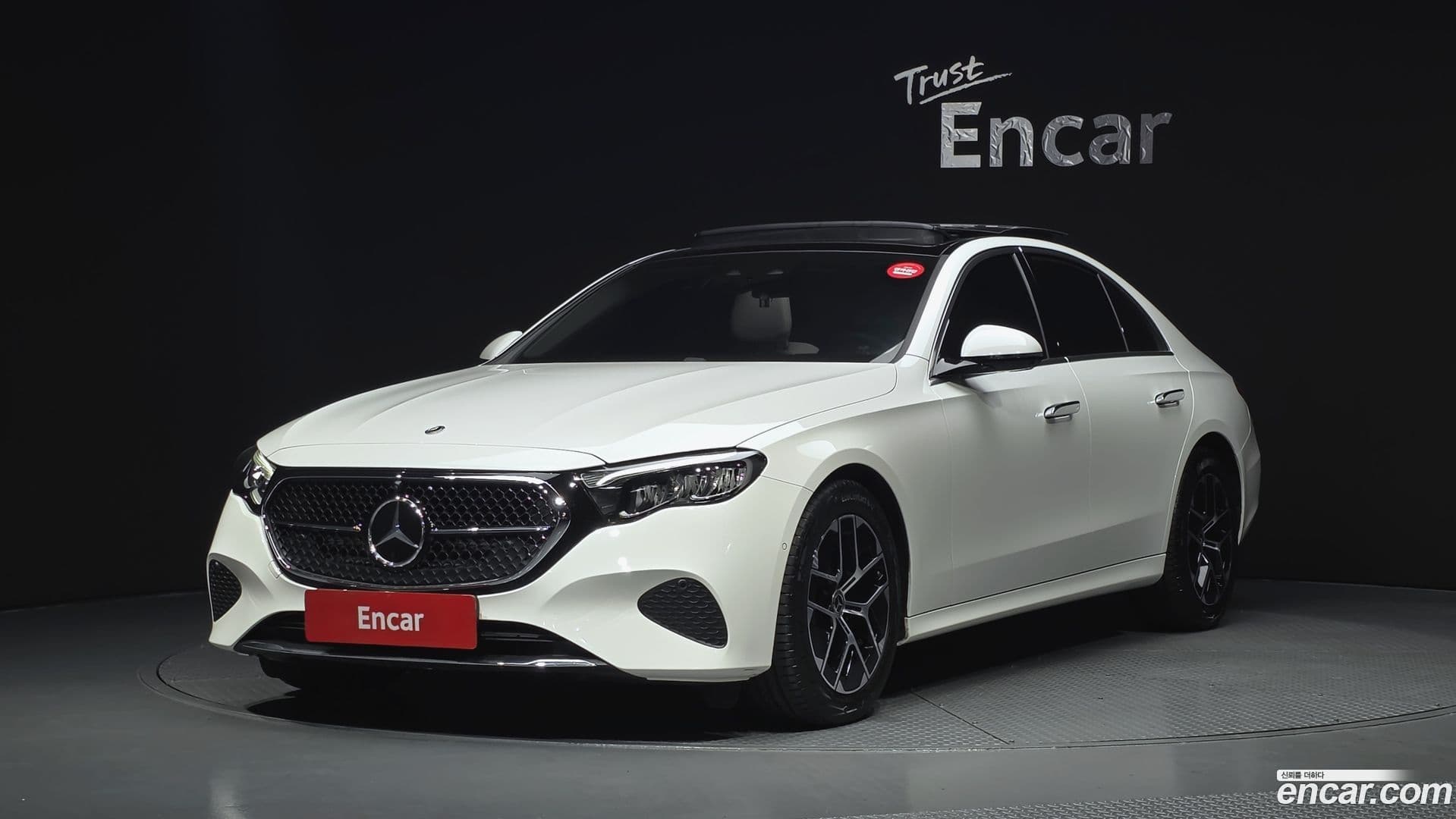 Main__Slider__Photo:E-Class Mercedes-Benz 2025.10-0