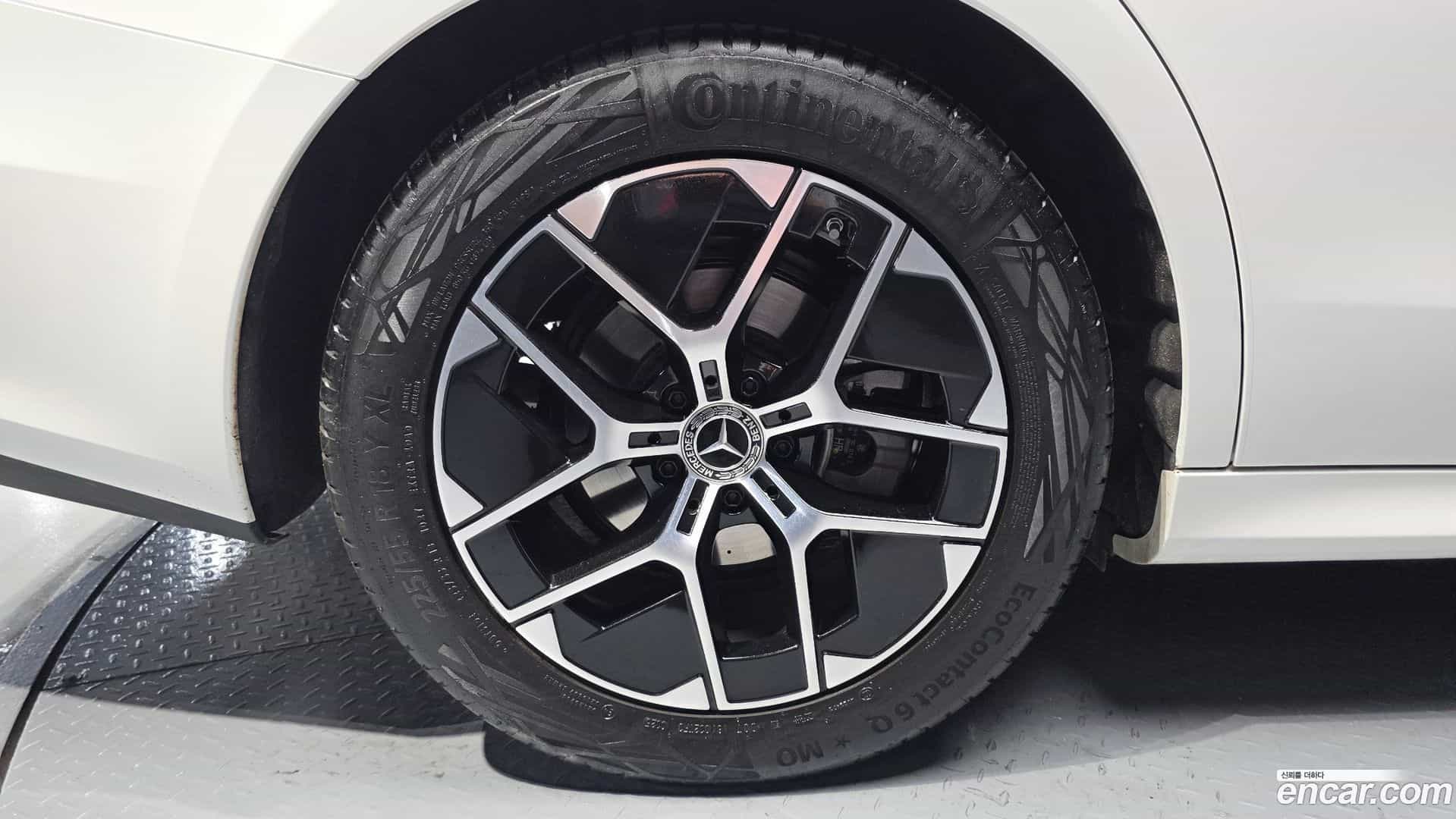 E-Class Mercedes-Benz 2025.10-OUTER-005