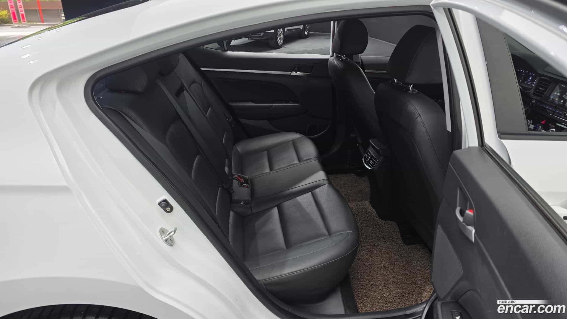 AVANTE Hyundai 2018.11-OPTION-015