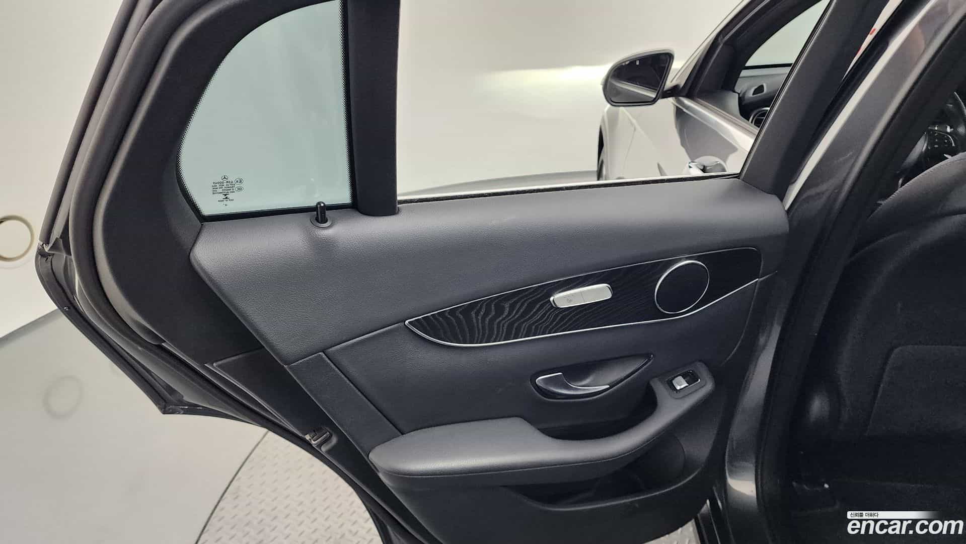 GLC-Class Mercedes-Benz 2019.8-INNER-035
