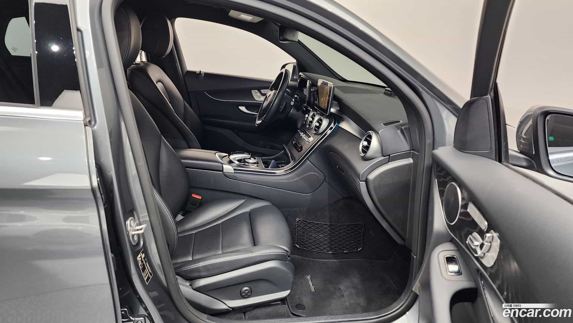 GLC-Class Mercedes-Benz 2019.8-INNER-036