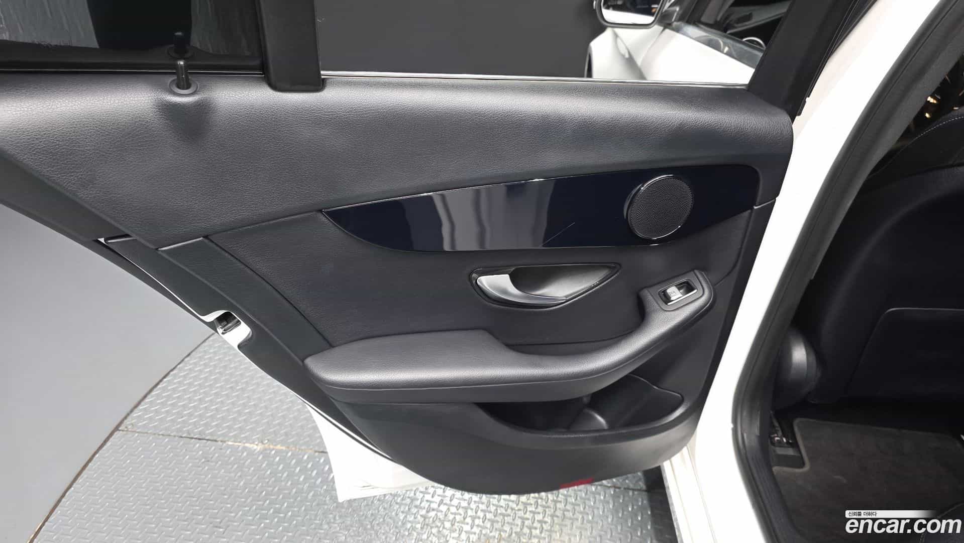 C-Class Mercedes-Benz 2019.10-INNER-035