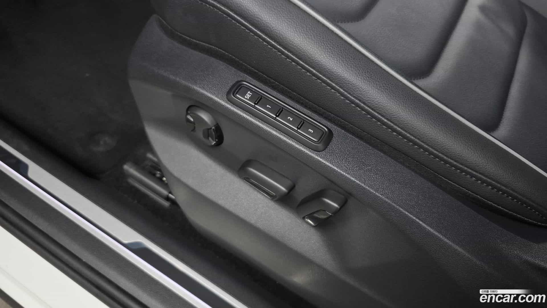 Tiguan Volkswagen 2023.10-OPTION-022