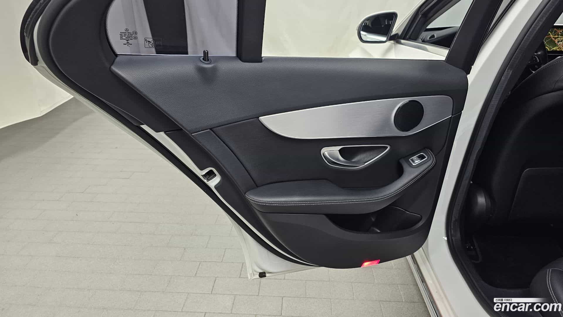 C-Class Mercedes-Benz 2018.0-INNER-035