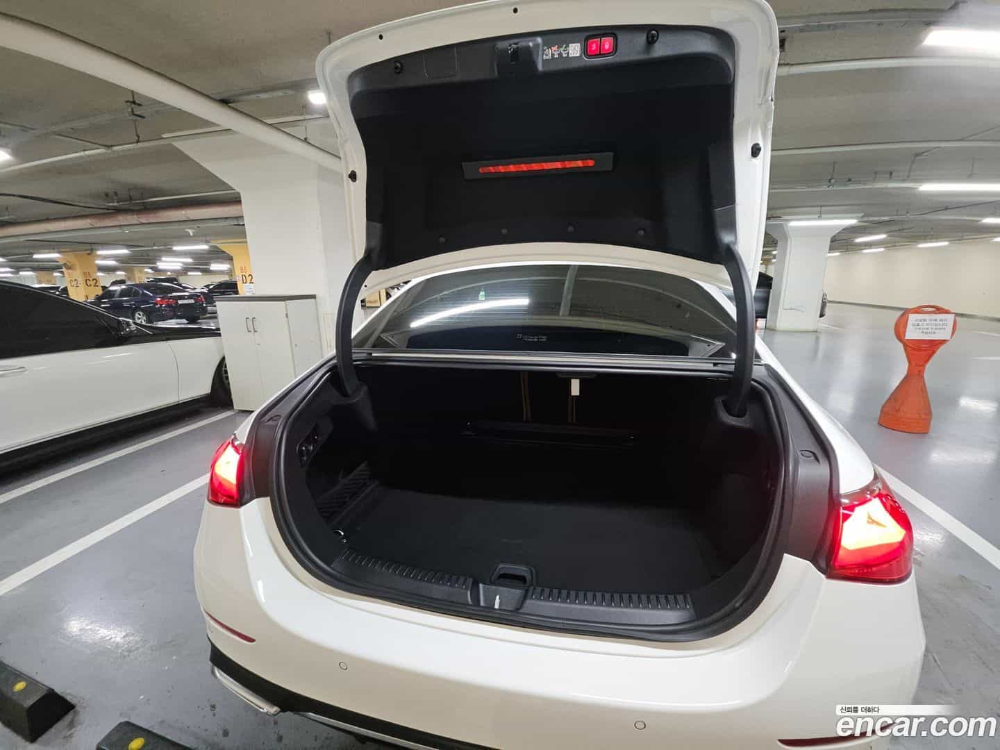 E-Class Mercedes-Benz 2025.11-INNER-010