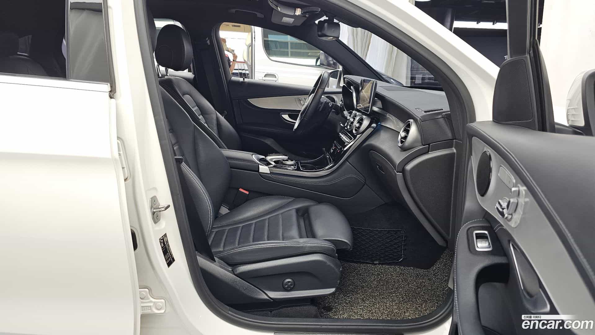 GLC-Class Mercedes-Benz 2017.5-OPTION-015