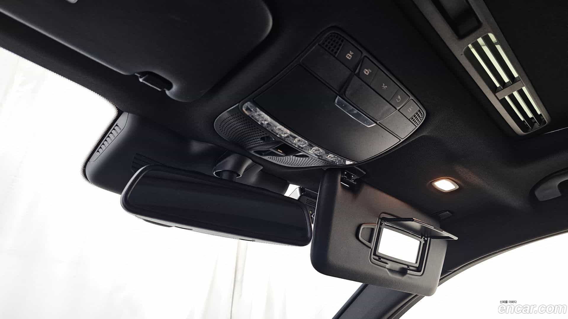 GLC-Class Mercedes-Benz 2017.5-OPTION-021