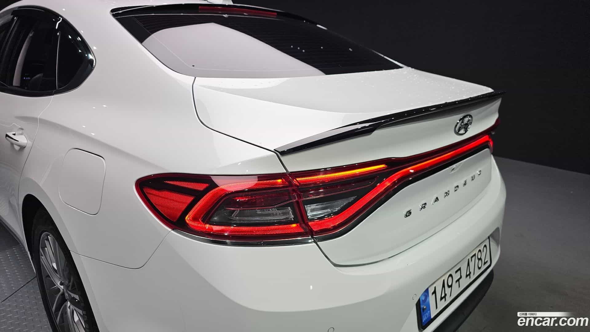 Grandeur Hyundai 2019.1-OUTER-033