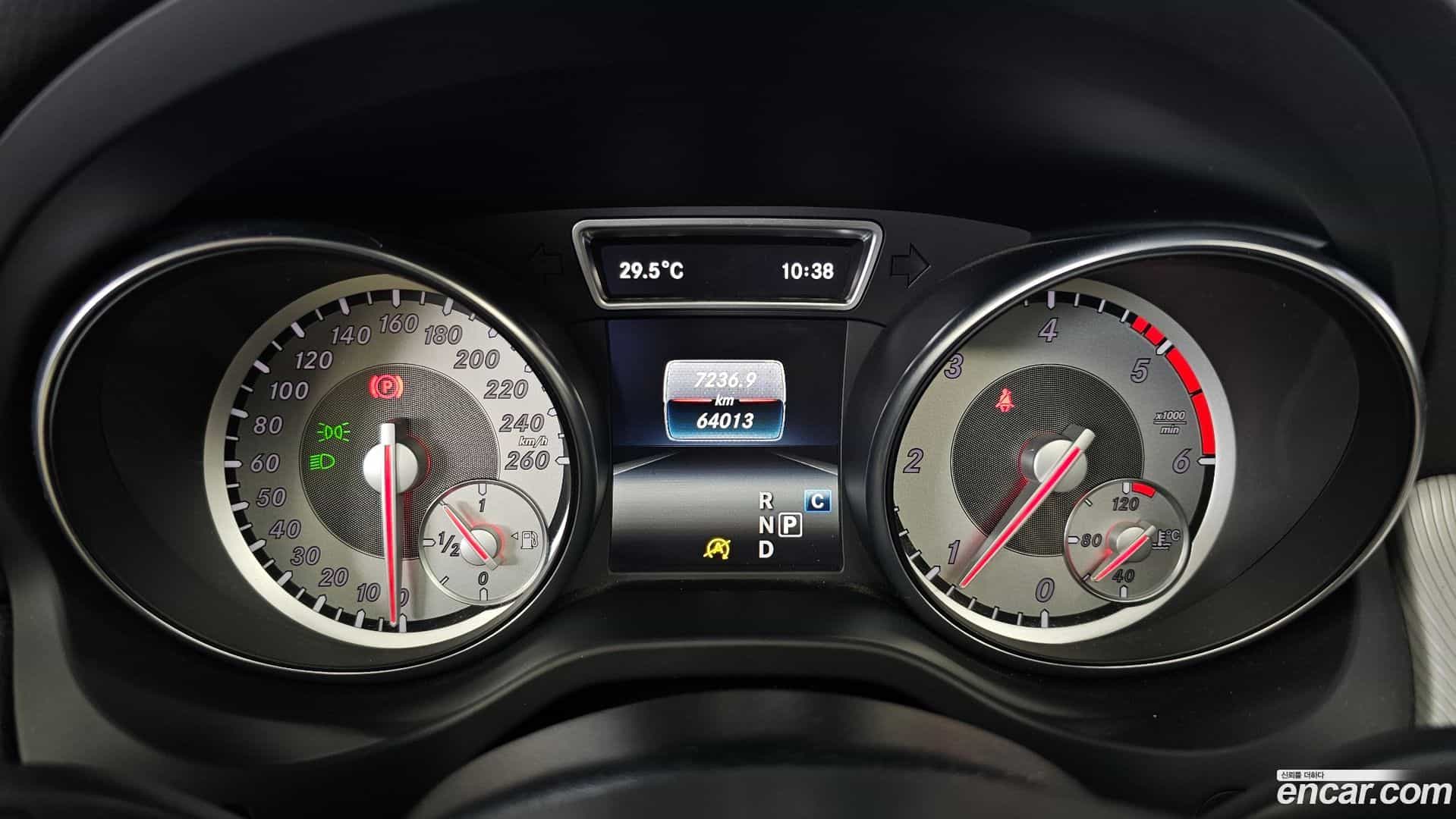 GLA-Class Mercedes-Benz 2016.11-INNER-008
