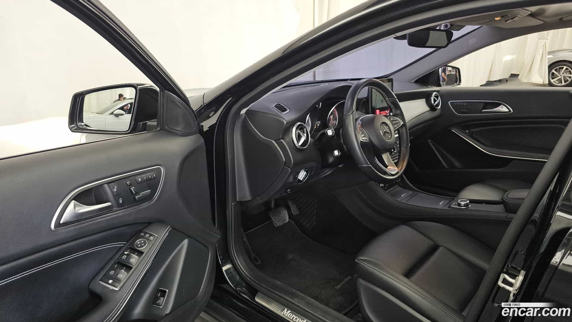 GLA-Class Mercedes-Benz 2016.11-INNER-010