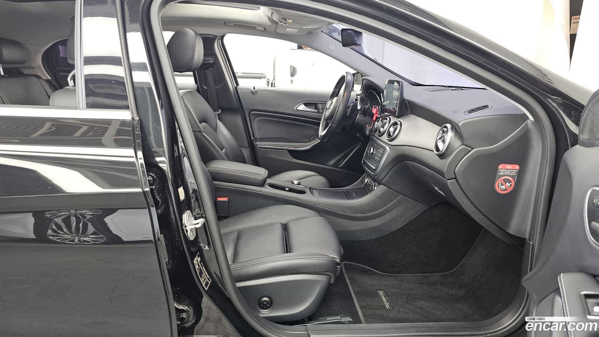 GLA-Class Mercedes-Benz 2016.11-OPTION-015