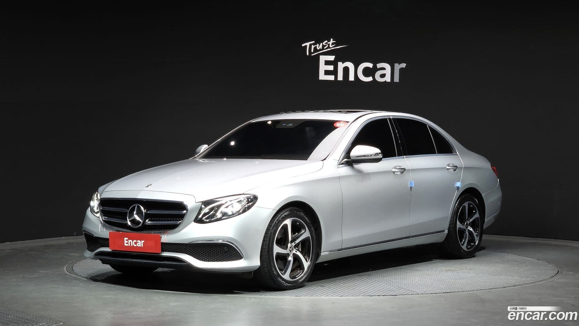 Main__Slider__Photo:E-Class Mercedes-Benz 2020.4-0