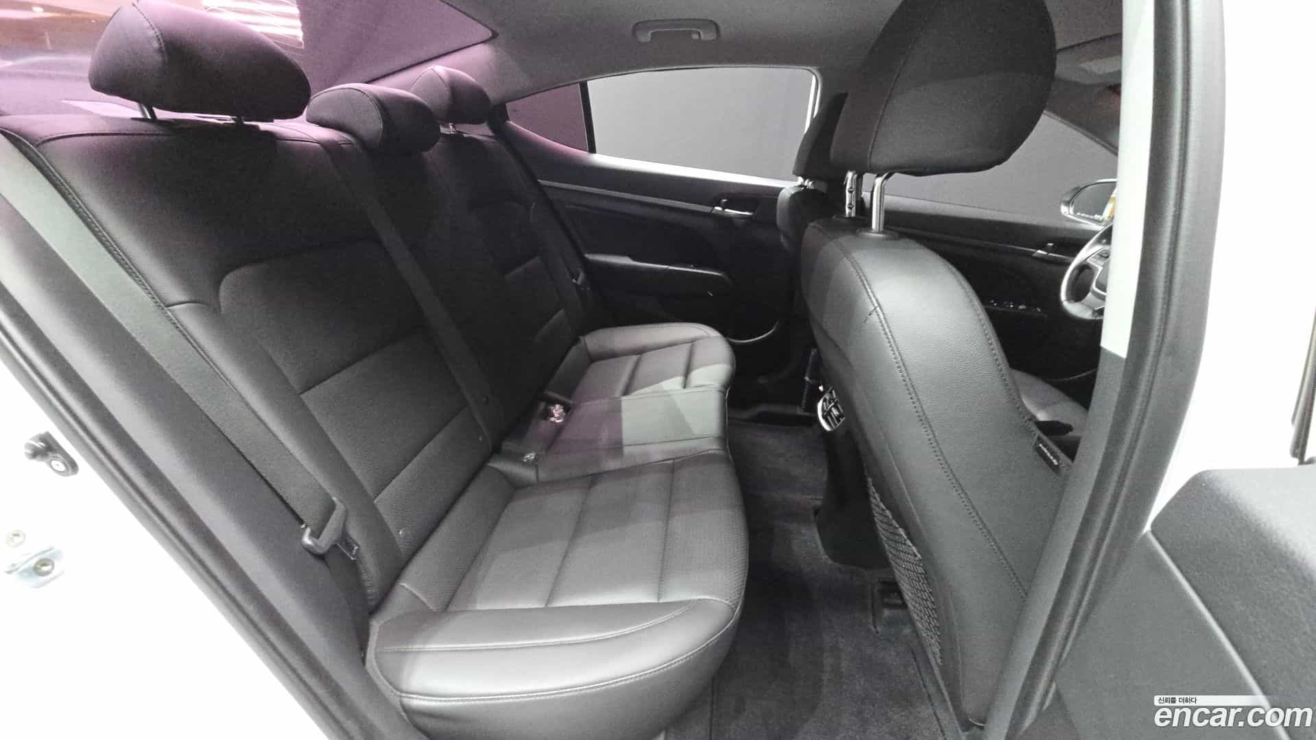 AVANTE Hyundai 2015.10-OPTION-016
