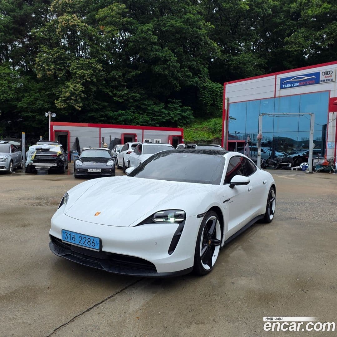 Main__Slider__Photo:Taycan Porsche 2022.5-0