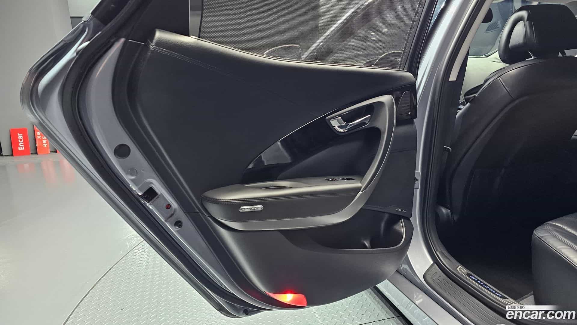 Grandeur Hyundai 2015.10-INNER-035