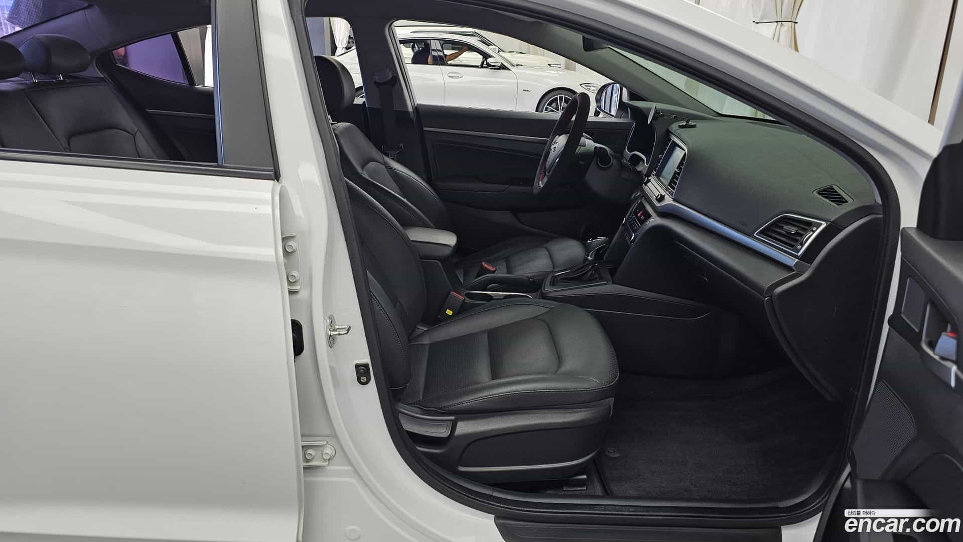 AVANTE Hyundai 2017.6-OPTION-015
