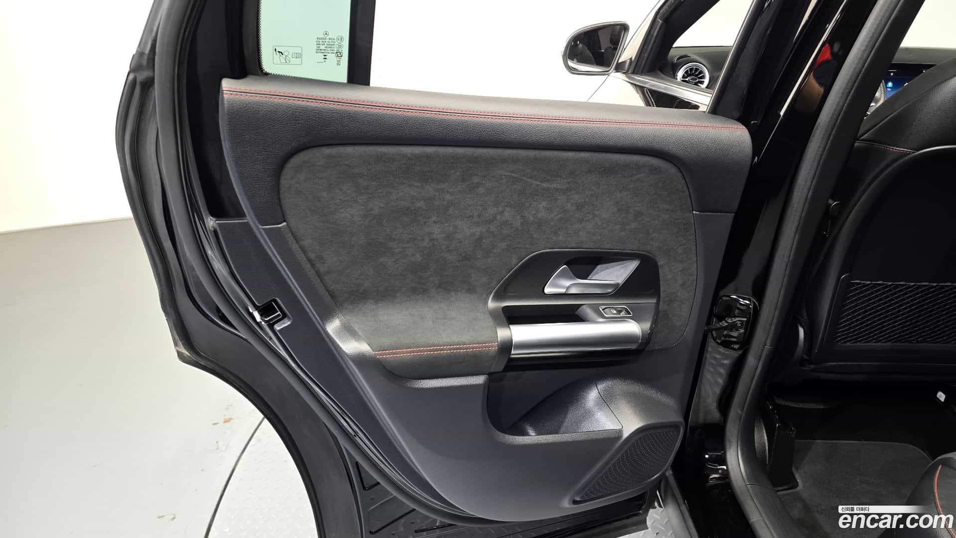 GLA-Class Mercedes-Benz 2024.3-INNER-035