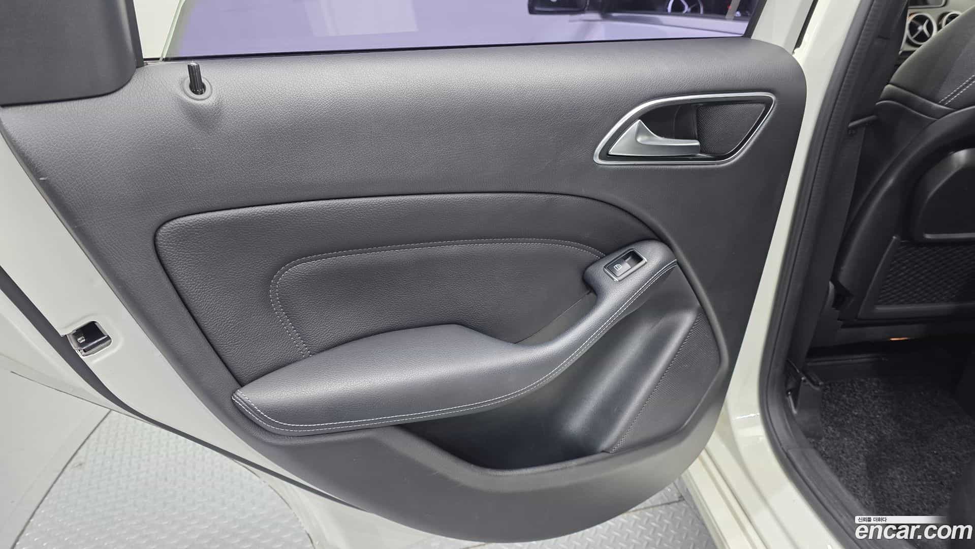 B-Class Mercedes-Benz 2018.2-INNER-035